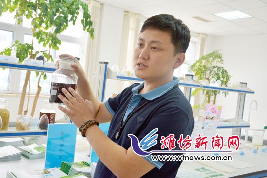 王曉凱正在介紹&ldquo;旱地寶&rdquo;的優(yōu)勢(shì)。